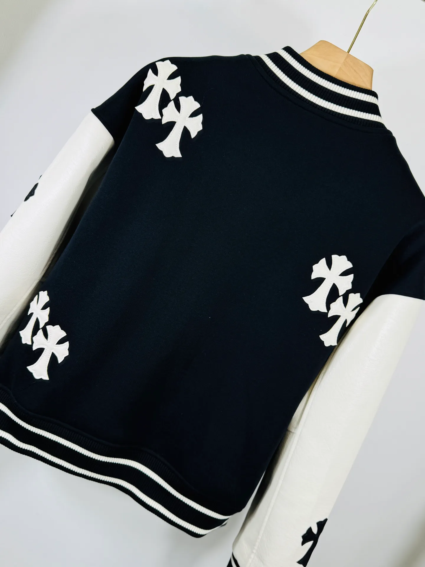 P520 top version 🐮 Real shot without P, ​​different from market products] Chrome Hearts 🍁Winter clothing is coming🍁 Sanskrit cross woolen leather sleeves spliced ​​baseball embroidered cotton jacket, heavy embroidery ➕ both sleeves and whole leather, counter synchronization, heavy industry! ! Customized version of thickened woolen fabric, silk lining, customized version of hardware, not the ordinary version on the market! ! Recommended color: wool with leather Style number: 25-361 Code number: S, M, L, XL